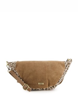 Braune Wildleder-Umhängetasche mit Leopardenmuster-Akzenten, verstellbarem Tragegurt und goldfarbener Hardware. Sie hat eine flache, rechteckige Form.
