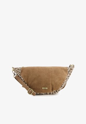 Brązowa zamszowa torebka na ramię z akcentami w zwierzęcy wzór, regulowanym paskiem i złotymi elementami. Posiada płaski, prostokątny kształt.