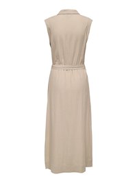 Bezruké béžové dlouhé šaty s límcem a páskem, pohled zezadu, jednobarevná látka se slabým řasením v pase.