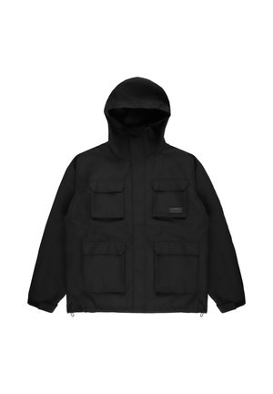 Czarna kurtka z kapturem z czterema przednimi kieszeniami, wykonana z gładkiego materiału. Charakteryzuje się prostym krojem i regulowanym dołem dla indywidualnego dopasowania.