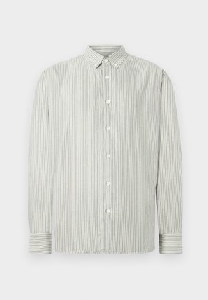Camicia a righe grigia chiaro e bianca, con colletto classico e maniche lunghe con dettagli ai polsini. Tessuto morbido.