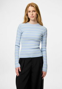 Gaiši zils ribots tops ar garām piedurknēm un dzelten�ām horizontālām svītrām, ar apaļu kakla izgriezumu un pieguļošu siluetu. Kombinēts ar melnām biksēm.