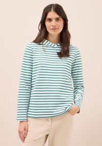Top de manga larga a rayas con cuello alto. Presenta rayas verticales y horizontales en tonos verde azulado y blanco. Tejido suave, corte relajado y diseño minimalista.