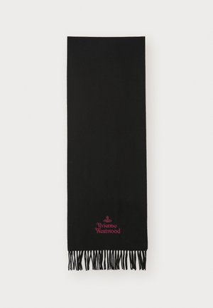 Écharpe noire rectangulaire avec des extrémités à franges et un petit logo rouge de Vivienne Westwood brodé près d'une frange.