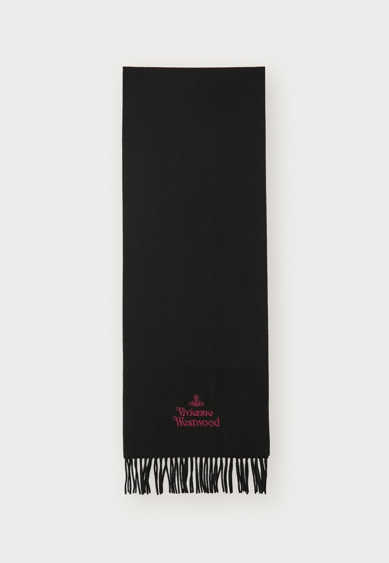 Zwarte rechthoekige sjaal met franjes aan de uiteinden en een klein rood Vivienne Westwood-logo geborduurd nabij een van de franjes.