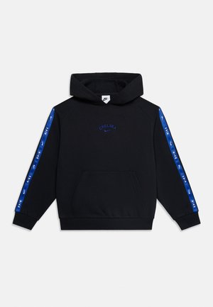 Μαύρο φούτερ Nike με μπλε λογότυπο "Chelsea" και swoosh στο στήθος, μπλε ρίγες με σήμανση στις μανσέτες και μπροστινή τσέπη καγκουρό.