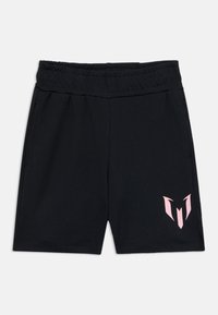 Pantalones cortos deportivos negros con una tela texturizada, cinturilla elástica, bolsillos laterales y un logo rosa en la parte inferior de la pierna izquierda.