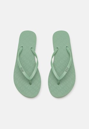 Muntgroene flip-flops met een gestructureerde zool, flexibele banden en een logo-detail. Het patroon bevat verhoogde harten over de voetbed.
