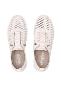 Helle beige, perforierte Lederschuhe mit einem Slip-On-Design, strukturiertem Obermaterial und weißer Gummisohle. Mit metallischen Akzenten an den Schnürsenkeln.