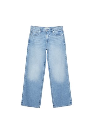 Hellblaue, weit geschnittene Jeans aus Denim mit Vorderentaschen, Gürtelschlaufen und Knopfverschluss, flach liegend vor weißem Hintergrund dargestellt.