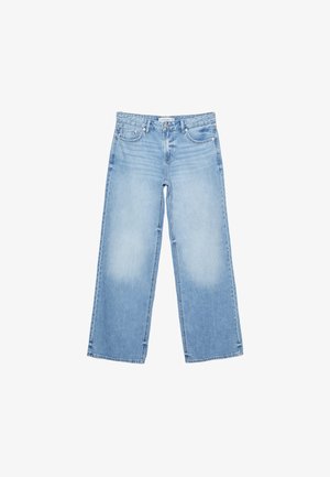 Jeans di denim azzurro chiaro a gamba larga con tasche frontali, passanti per cintura e chiusura con bottone, mostrati distesi su uno sfondo bianco.