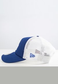 Cappellino da baseball blu con una parte frontale in tessuto strutturato e retro in rete bianca. Presenta un logo ricamato blu sul lato e una visiera curva.