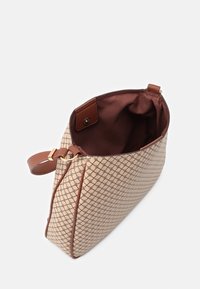 Borsa a mano color tan con motivo geometrico, dettagli in pelle marrone e chiusura con zip. Fodera in tessuto marrone scuro, dotata di una tracolla laterale.