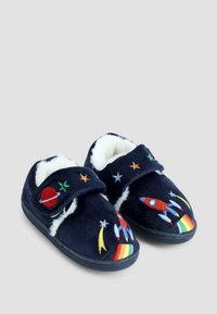 Marinblå barns slippers med vit fleecefoder, dekorerade med broderade raketer, stjärnor, planeter och regnbågsspår, med kardborreband.