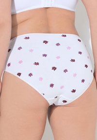 Vita bomullshög midjeunderkläder med ett fullt blommönster i mörklila och ljusrosa. Slät textur och tajt passform.