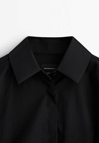 Schwarze Hemd mit Knöpfen, strukturiertem Kragen und einheitlicher Textur. Verfügt über ein Etikett mit "Massimo Dutti" innen am Halsauschnitt.