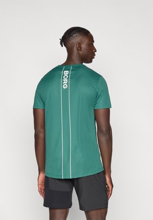 Grünes Sportshirt mit kurzen Ärmeln, versehen mit vertikalen weißen Streifen und dem Wort "BORG" auf der Rückseite. Leichter, strukturierter Stoff.