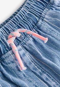 Lichtblauwe denimshorts met een geplooide tailleband en een roze geweven trekkoord. Heeft subtiele multikleurige stiksels en een zachte textuur.