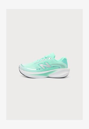 Ανοιχτό πράσινο παπούτσι για τρέξιμο New Balance με χοντρή λευκή σόλα και πλεκτό άνω μέρος, εμφανίζεται από το πλάι σε μονόχρωμο φόντο.