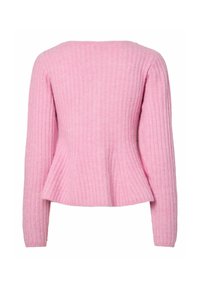 Różowy prążkowany sweter z długimi rękawami, baskinką i zaokrąglonym dekoltem. Wykonany z miękkiego dzianinowego materiału, prezentującego subtelne zróżnicowania faktury.