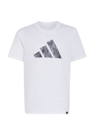 Camiseta blanca de manga corta con cuello redondo y un gran logotipo de Adidas en patrón de camuflaje gris centrado en el pecho.