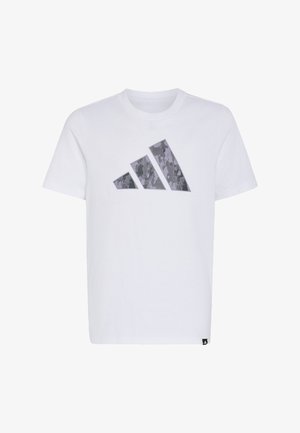 T-shirt blanc à manches courtes avec col rond et grand logo Adidas gris à motif camouflage centré sur la poitrine.