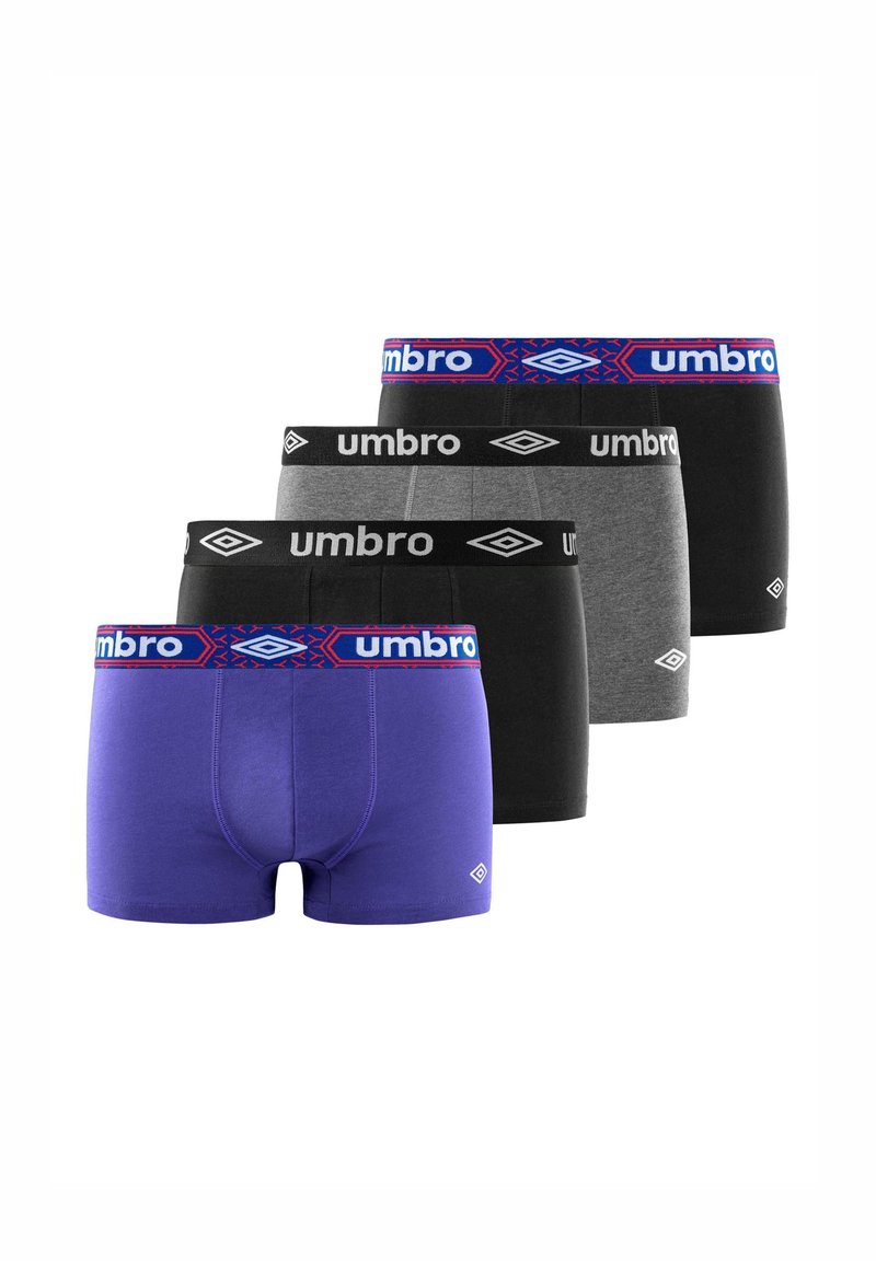 Lot de quatre boxers : un violet, deux noirs, un gris. Chaque boxer possède une ceinture élastique avec un logo, le modèle violet présentant un motif unique.