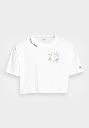 T-shirt blanc court en coton avec manches courtes. Présente un texte multicolore : « TRUTH LIVE YOUR LOVE TRANSFORMS » et un motif de fleur.