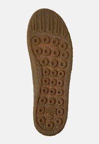 Suola di scarpa in gomma con superficie testurizzata, motivo di presa circolare e rilievi in beige. Presenta il nome del marchio "Camper" e la misura "42".