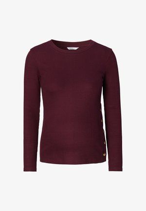 Bordeaux geribbelde langemouwtop met een ronde halslijn en gouden knopenaccenten langs de zijkant, met een aansluitende vorm en een zachte textuur.