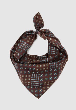 Braun gemusterter Schal mit geometrischen Designs in Blau und Gelb, aus weichem Stoff, lässig oben verknotet.