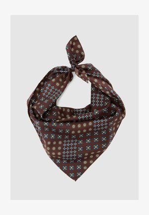 Eșarfă maro cu modele geometrice în albastru și galben, confecționată dintr-un material moale, legată într-un nod casual în partea de sus.