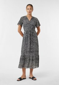 Leopardenmusterkleid in Grau und Schwarz, mit kurzen Ärmeln, V-Ausschnitt und gestuften Saum. Leichtes, fließendes Material und lockere Passform.