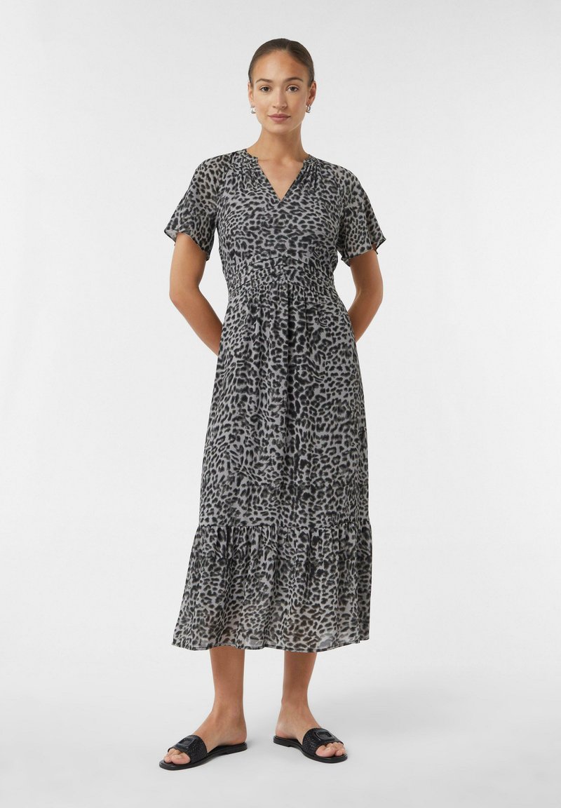 Leopardenmusterkleid in Grau und Schwarz, mit kurzen Ärmeln, V-Ausschnitt und gestuften Saum. Leichtes, fließendes Material und lockere Passform.