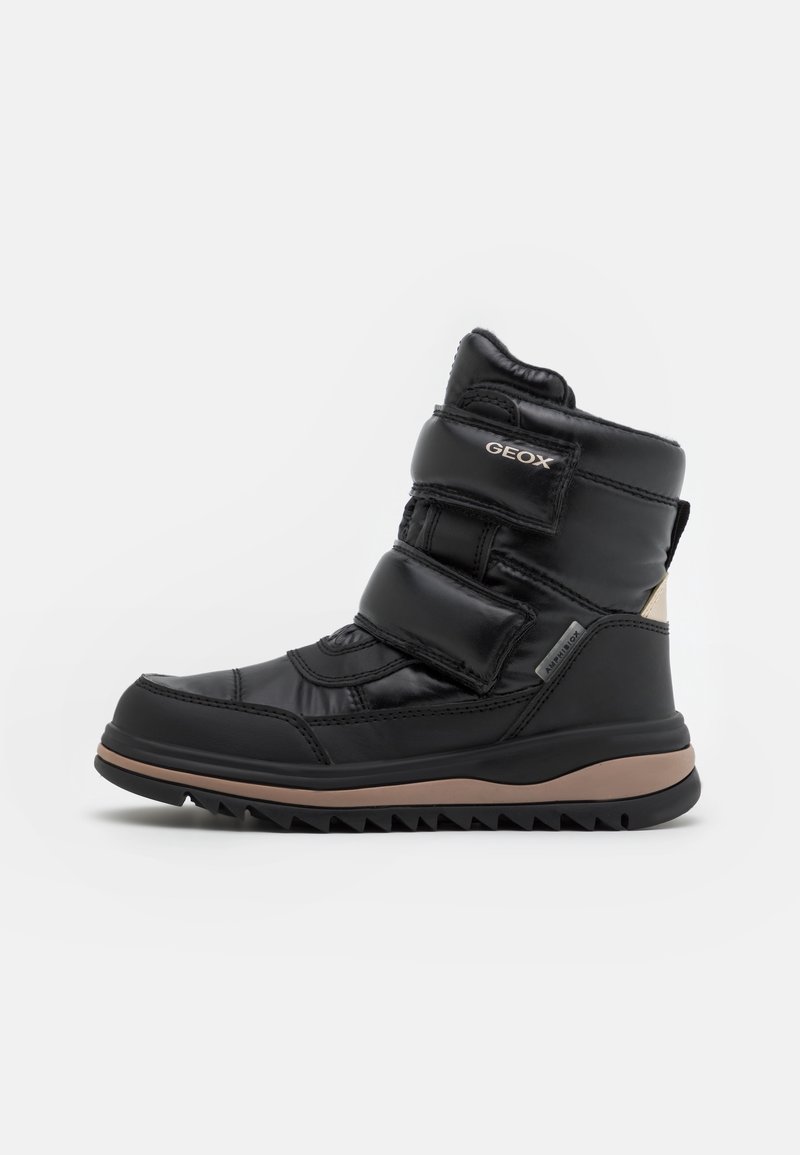 Bottes noires imperméables avec trois sangles Velcro, col rembourré, tige synthétique texturée et semelle légère en caoutchouc avec motif en zigzag.