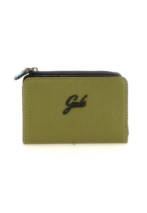 Piccola borsa in pelle verde oliva con chiusura a zip e testo del logo nero "Gabs" sulla parte anteriore.
