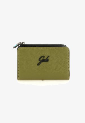 Piccola borsa in pelle verde oliva con chiusura a zip e testo del logo nero "Gabs" sulla parte anteriore.