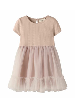 Robe bébé rose clair à manches courtes, corsage tricoté texturé, et jupe en tulle superposée transparente avec ourlet froncé.