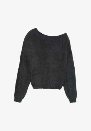 Pulover gri închis, pufoasă, cu mâneci lungi, decolteu larg și tiv scurtat. Textura pare moale și pufoasă, cu o croială ușor lejeră.