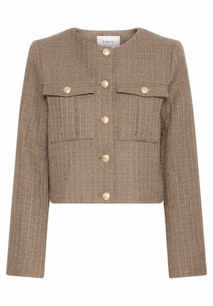 Veste courte en tissu texturé marron, avec un col rond, des manches longues, deux poches poitrine et des fermetures à bouton doré.