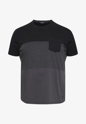 Kurzarm-T-Shirt mit Rundhalsausschnitt, das ein Farbblockdesign in Schwarz, Dunkelgrau und Hellgrau aufweist. Es hat eine kleine Brusttasche und fühlt sich weich an.