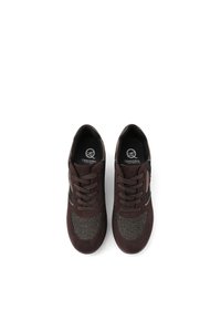 Sneakers in suede marrone e mesh con una finitura testurizzata, dotati di lacci piatti e un logo sulla soletta. Punta arrotondata e suola ammortizzata.