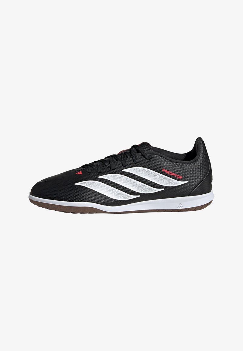 Μαύρο παπούτσι ποδοσφαίρου Adidas Predator με λευκές ρίγες, κόκκινο λογότυπο, μαύρα κορδόνια και λευκή σόλα με καφέ πάτο.