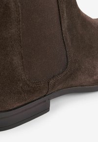 Next Klasiski puszābaki - brown