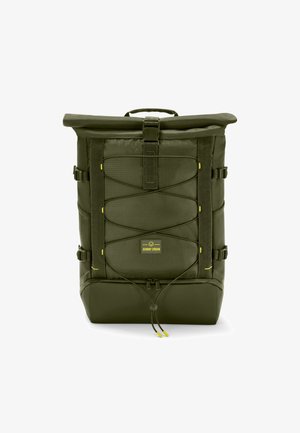 Sac à dos à rabat vert olive avec des accents jaunes contrastants, tissu texturé, bretelles réglables et logo de marque à l'avant.