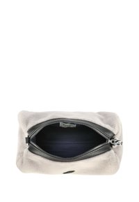 Borsa cosmetica in peluche grigia con chiusura a zip nera. L'interno presenta una fodera scura; etichetta logo visibile all'interno. Texture morbida, forma rettangolare.
