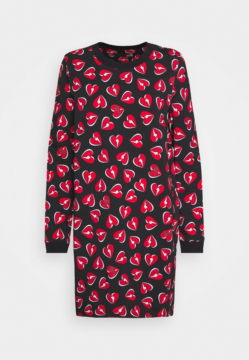 Abito lungo a maniche nere con motivo a cuori rotti rossi su tutta la superficie, caratterizzato da fulmini bianchi e piccolo testo all'interno di alcuni cuori.