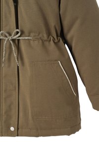 Olivgrüne Jacke mit Tunnelzug in der Taille, einer Vordertasche und Druckknöpfen. Verfügt über eine glatte Stoffqualität und sichtbare Nähte.