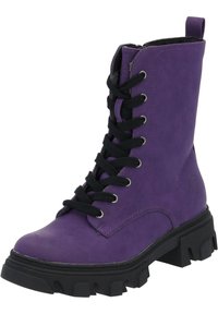 Fioletowy botek sięgający kostki, wykonany z gładkiej skóry, z czarnymi sznurowadłami, metalowymi oczkami i masywną czarną gumową podeszwą z teksturowanym wzorem.