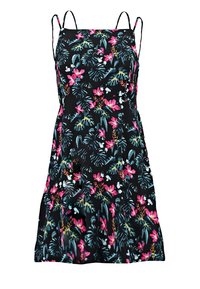 Letnia sukienka w kwiaty z cienkimi ramiączkami; posiada czarne tło oraz żywe różowe kwiaty z zieloną roślinnością.